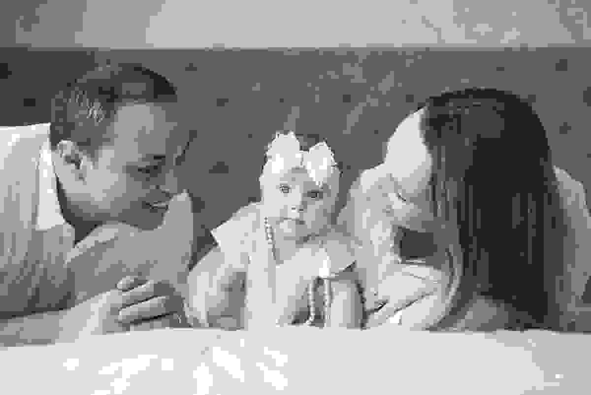 fotos de família em casa, em vitória es, fotografia de bebê em casa em vix, fotos para recordação, álbum de fotografia, bebê linda, poses de bebê recém nascido, bebê linda, fotos na cama