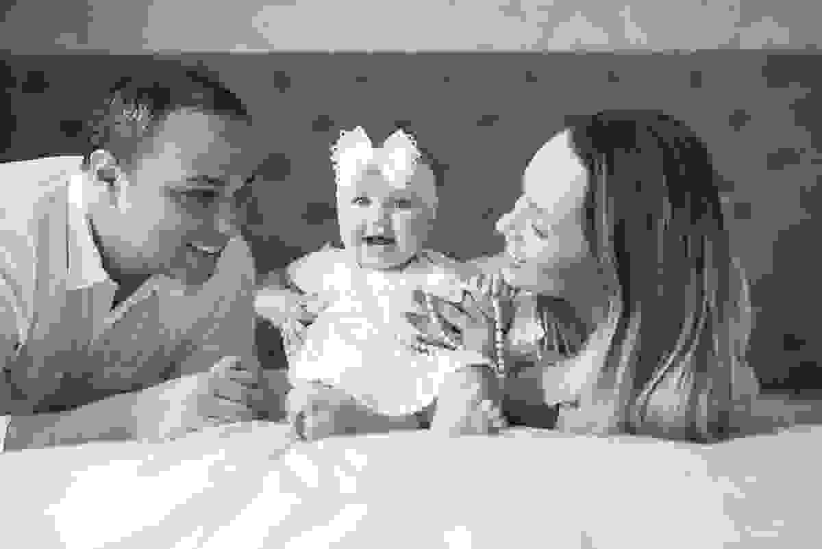 fotos de família em casa, em vitória es, fotografia de bebê em casa em vix, fotos para recordação, álbum de fotografia, bebê linda, poses de bebê recém nascido, bebê linda, fotos na cama