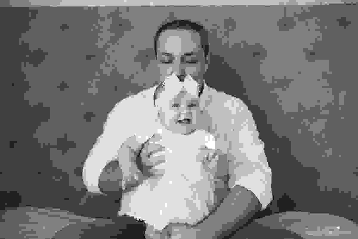 fotos de família em casa, em vitória es, fotografia de bebê em casa em vix, fotos para recordação, álbum de fotografia, bebê linda, poses de bebê recém nascido, bebê linda, fotos na cama