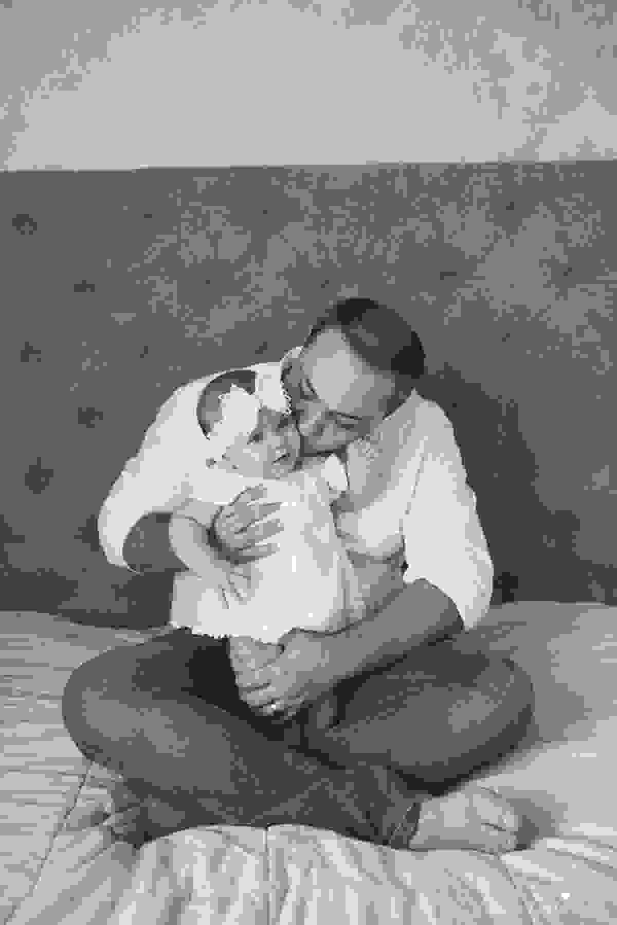 fotos de família em casa, em vitória es, fotografia de bebê em casa em vix, fotos para recordação, álbum de fotografia, bebê linda, poses de bebê recém nascido, bebê linda, fotos na cama