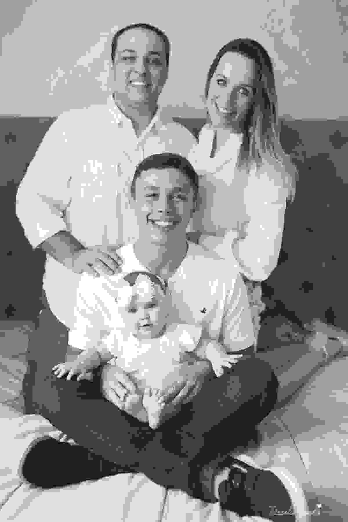 fotos de família em casa, em vitória es, fotografia de bebê em casa em vix, fotos para recordação, álbum de fotografia, bebê linda, poses de bebê recém nascido, bebê linda, fotos na cama