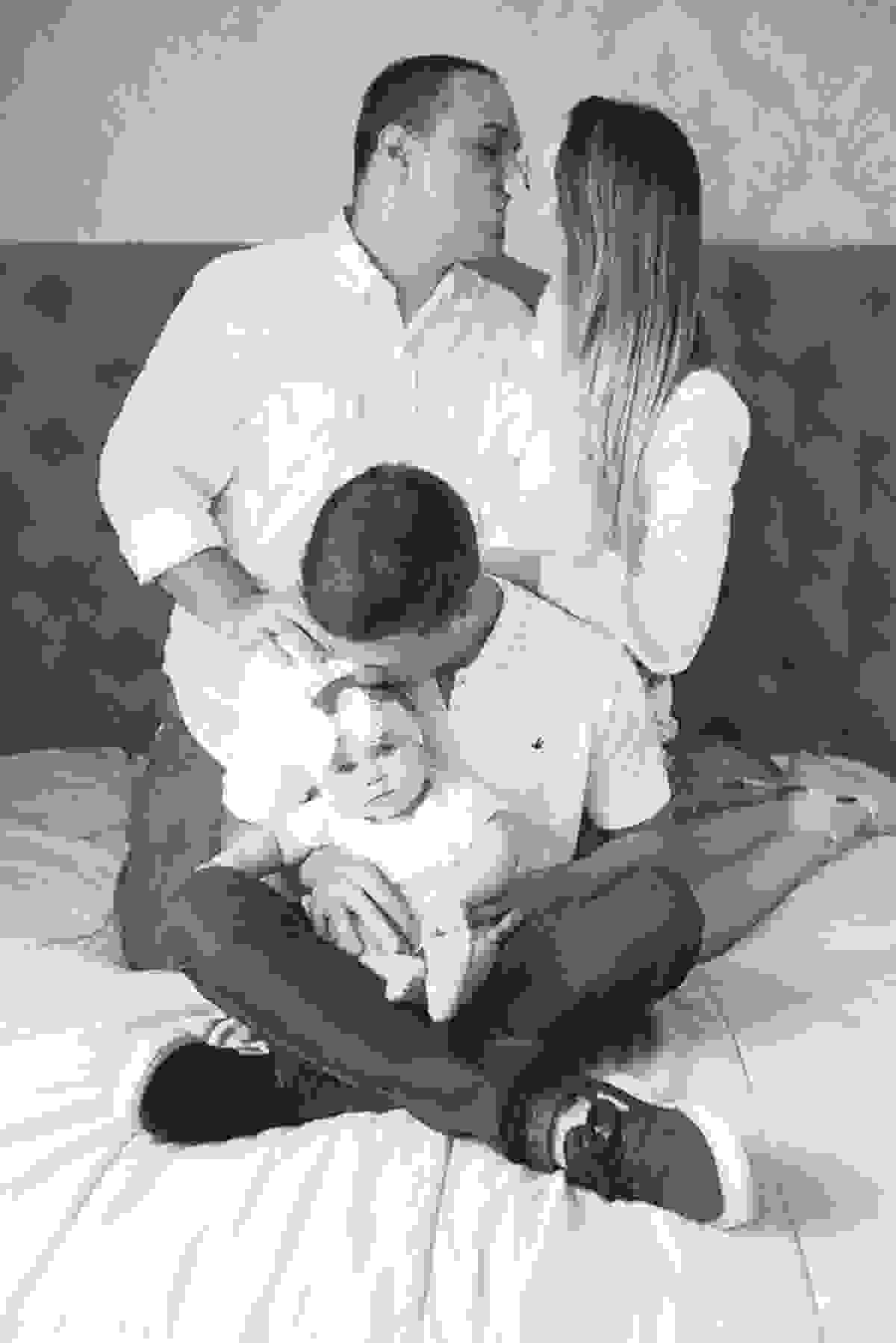 fotos de família em casa, em vitória es, fotografia de bebê em casa em vix, fotos para recordação, álbum de fotografia, bebê linda, poses de bebê recém nascido, bebê linda, fotos na cama