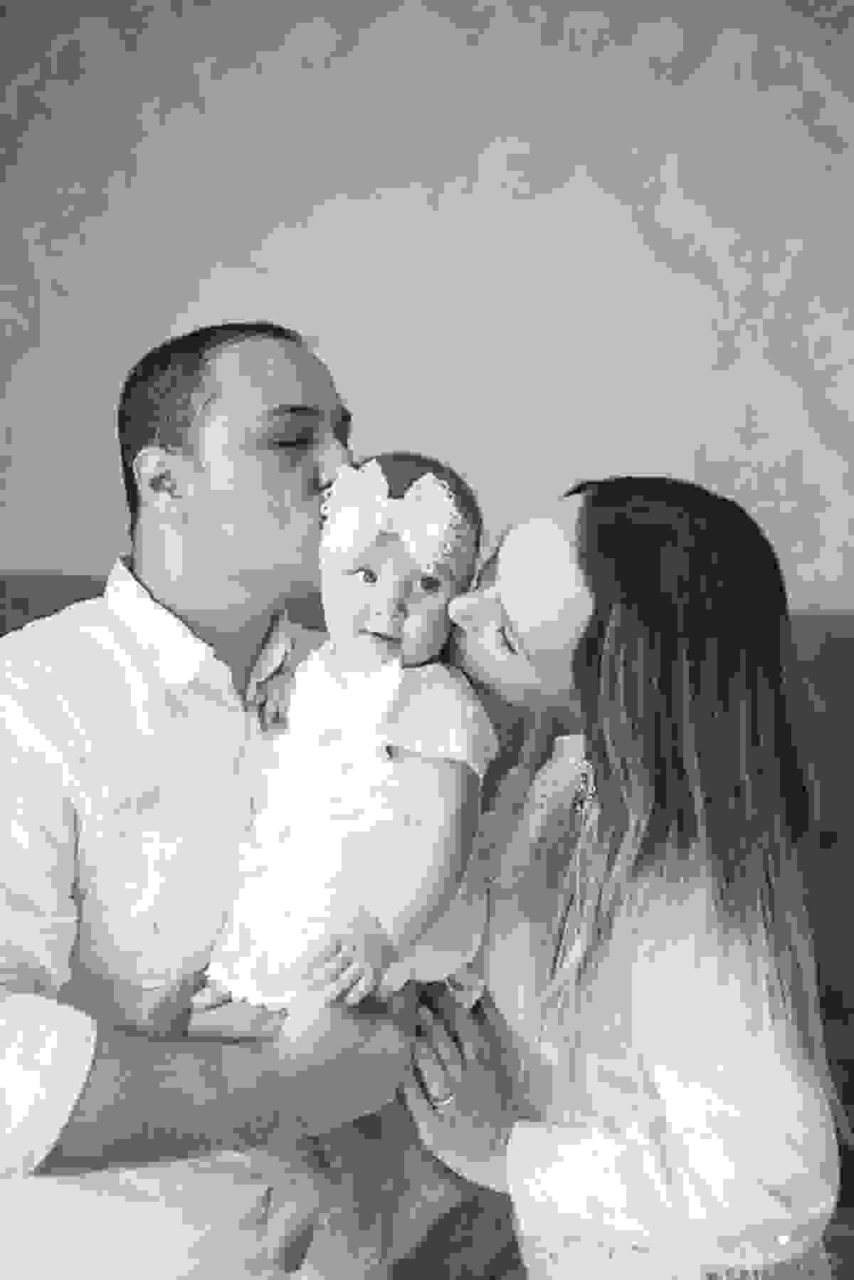 fotos de família em casa, em vitória es, fotografia de bebê em casa em vix, fotos para recordação, álbum de fotografia, bebê linda, poses de bebê recém nascido, bebê linda, fotos na cama