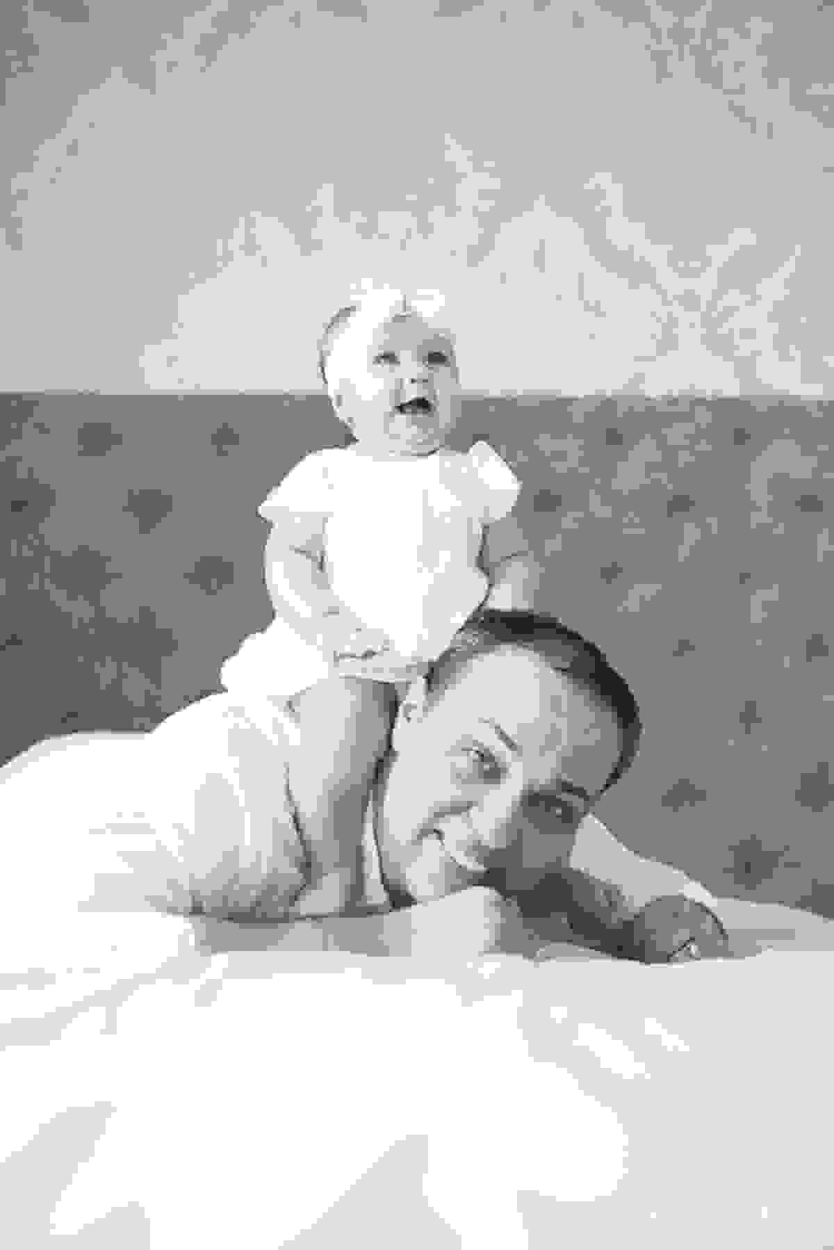 fotos de família em casa, em vitória es, fotografia de bebê em casa em vix, fotos para recordação, álbum de fotografia, bebê linda, poses de bebê recém nascido, bebê linda, fotos na cama