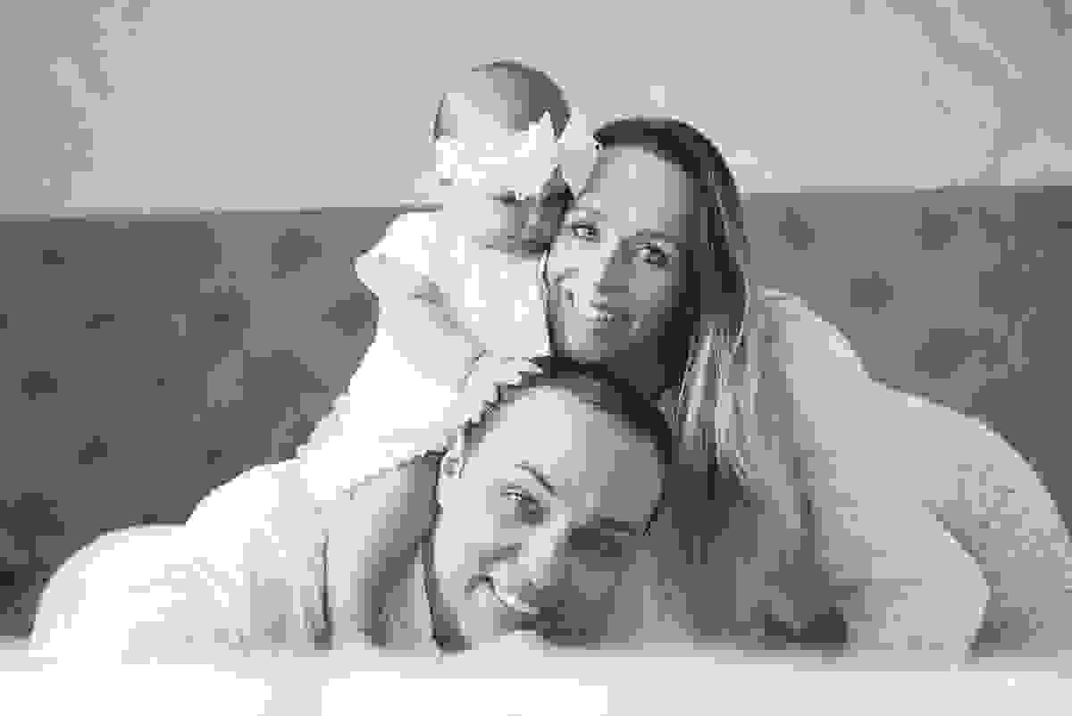fotos de família em casa, em vitória es, fotografia de bebê em casa em vix, fotos para recordação, álbum de fotografia, bebê linda, poses de bebê recém nascido, bebê linda, fotos na cama