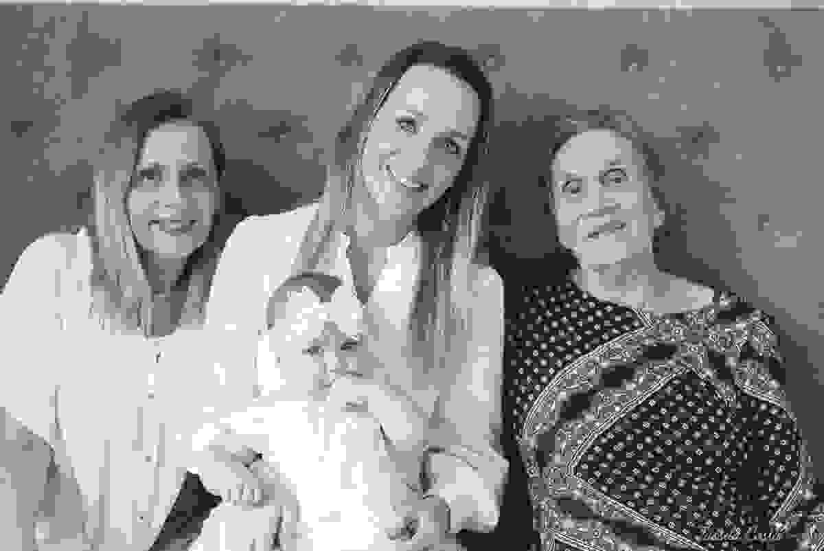 fotos de família em casa, em vitória es, fotografia de bebê em casa em vix, fotos para recordação, álbum de fotografia, bebê linda, poses de bebê recém nascido, bebê linda, fotos na cama