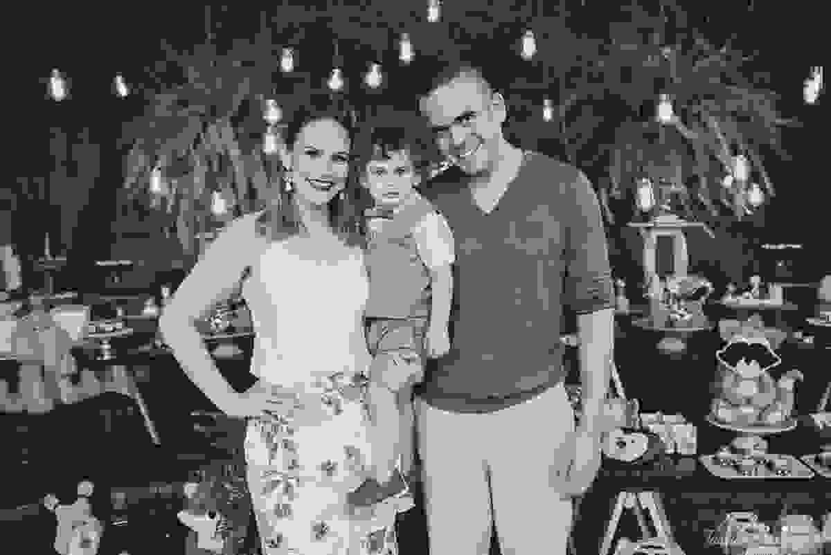 festa de menino, no tema safari, decoração infantil com luzes, miguel 2 anos, filho da cerimonialista daieny fasolo, 2 anos, festa safari, tássila costa