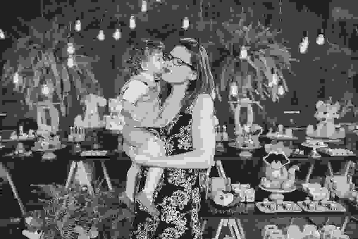 festa de menino, no tema safari, decoração infantil com luzes, miguel 2 anos, filho da cerimonialista daieny fasolo, 2 anos, festa safari, tássila costa
