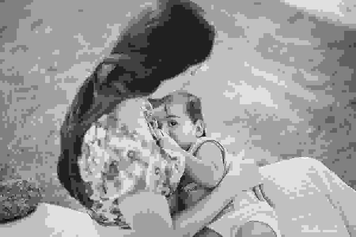 ensaio externo na praia da costa e ilha do frade, bebê que ama praia, família de surfistas, tema de aniversário Surf, bebê de 1 ano que ama areia da praia, fotos de pré aniversário em vv