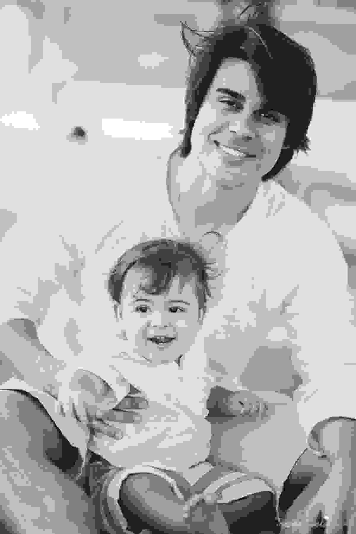 ensaio externo na praia da costa e ilha do frade, bebê que ama praia, família de surfistas, tema de aniversário Surf, bebê de 1 ano que ama areia da praia, fotos de pré aniversário em vv
