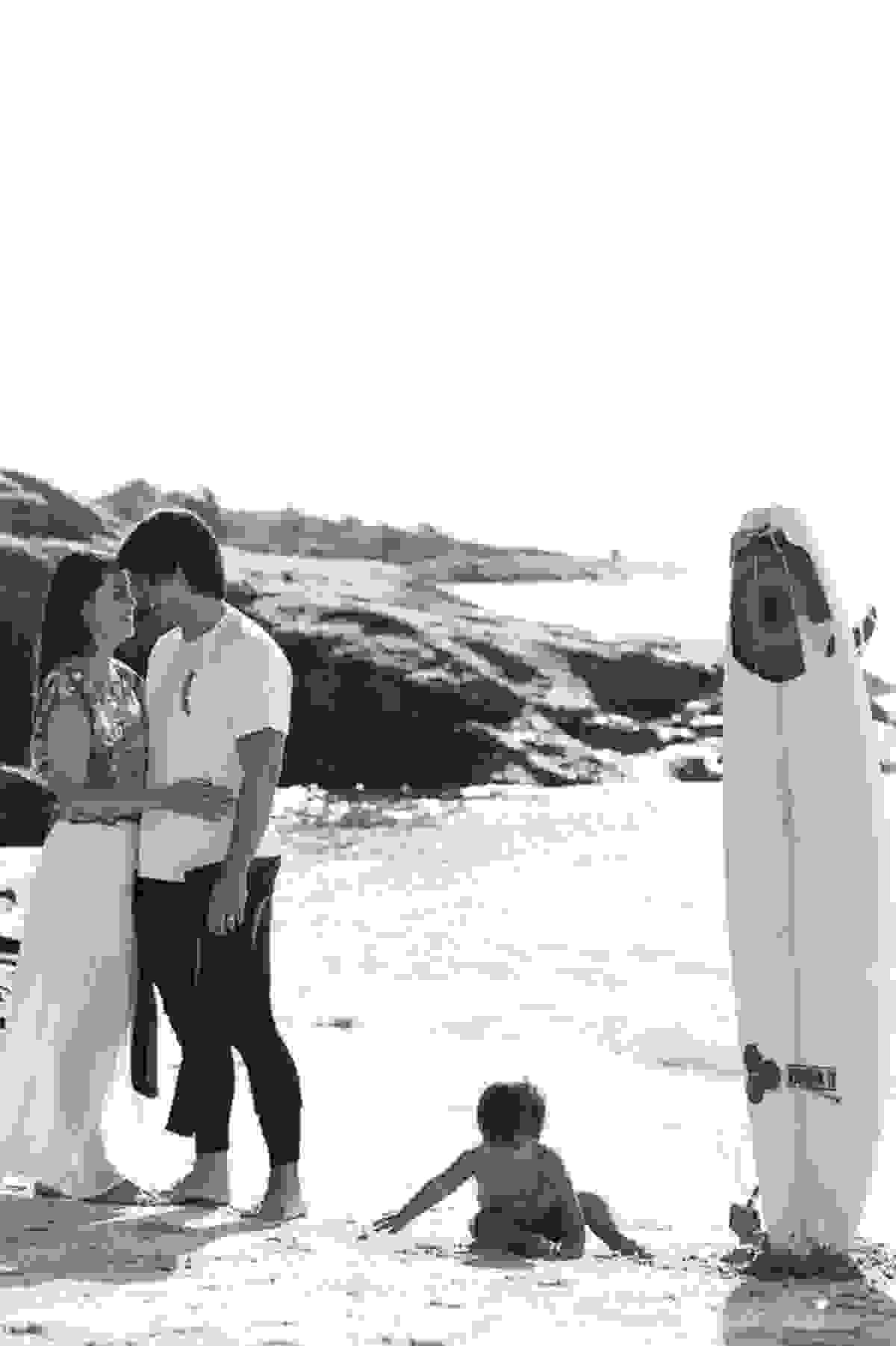 ensaio externo na praia da costa e ilha do frade, bebê que ama praia, família de surfistas, tema de aniversário Surf, bebê de 1 ano que ama areia da praia, fotos de pré aniversário em vv