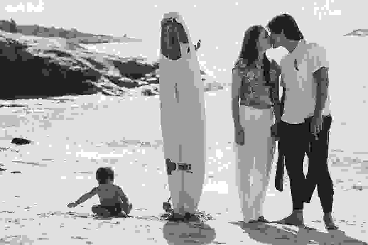 ensaio externo na praia da costa e ilha do frade, bebê que ama praia, família de surfistas, tema de aniversário Surf, bebê de 1 ano que ama areia da praia, fotos de pré aniversário em vv