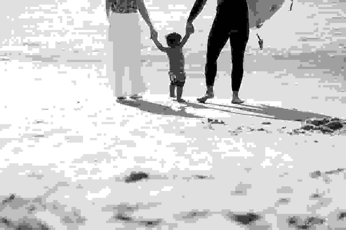 ensaio externo na praia da costa e ilha do frade, bebê que ama praia, família de surfistas, tema de aniversário Surf, bebê de 1 ano que ama areia da praia, fotos de pré aniversário em vv