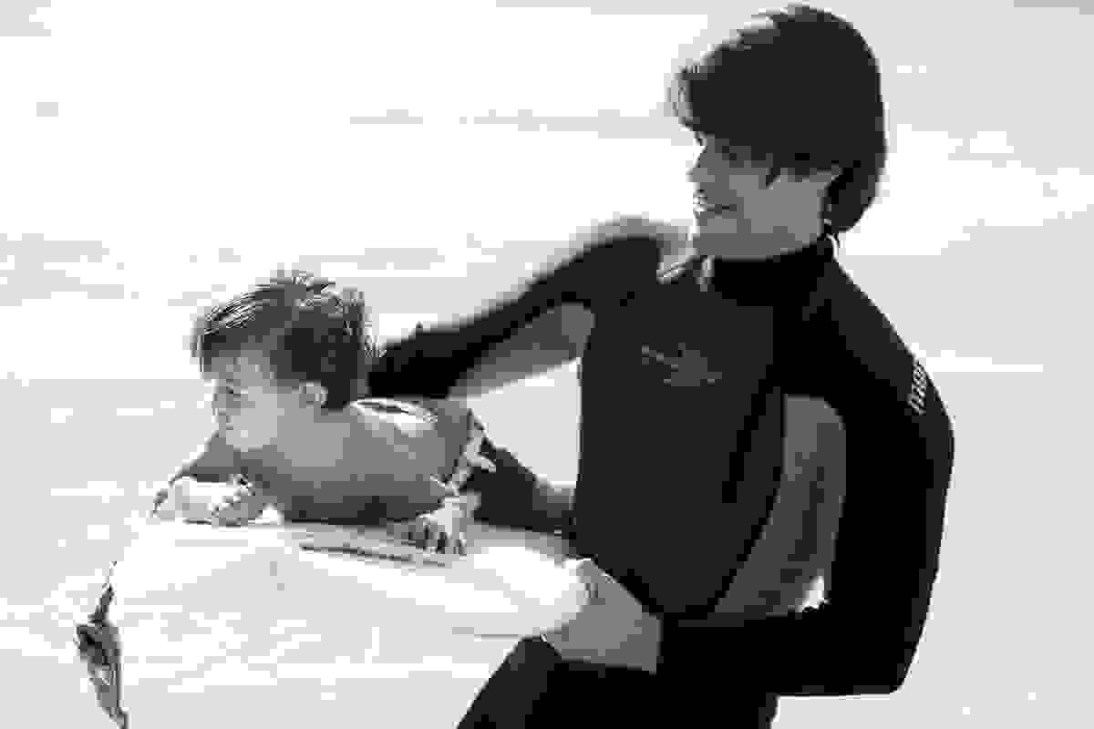 ensaio externo na praia da costa e ilha do frade, bebê que ama praia, família de surfistas, tema de aniversário Surf, bebê de 1 ano que ama areia da praia, fotos de pré aniversário em vv