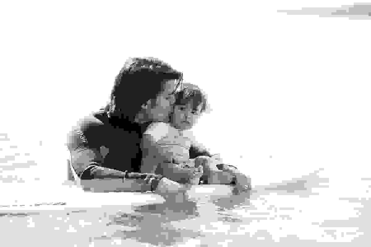 ensaio externo na praia da costa e ilha do frade, bebê que ama praia, família de surfistas, tema de aniversário Surf, bebê de 1 ano que ama areia da praia, fotos de pré aniversário em vv