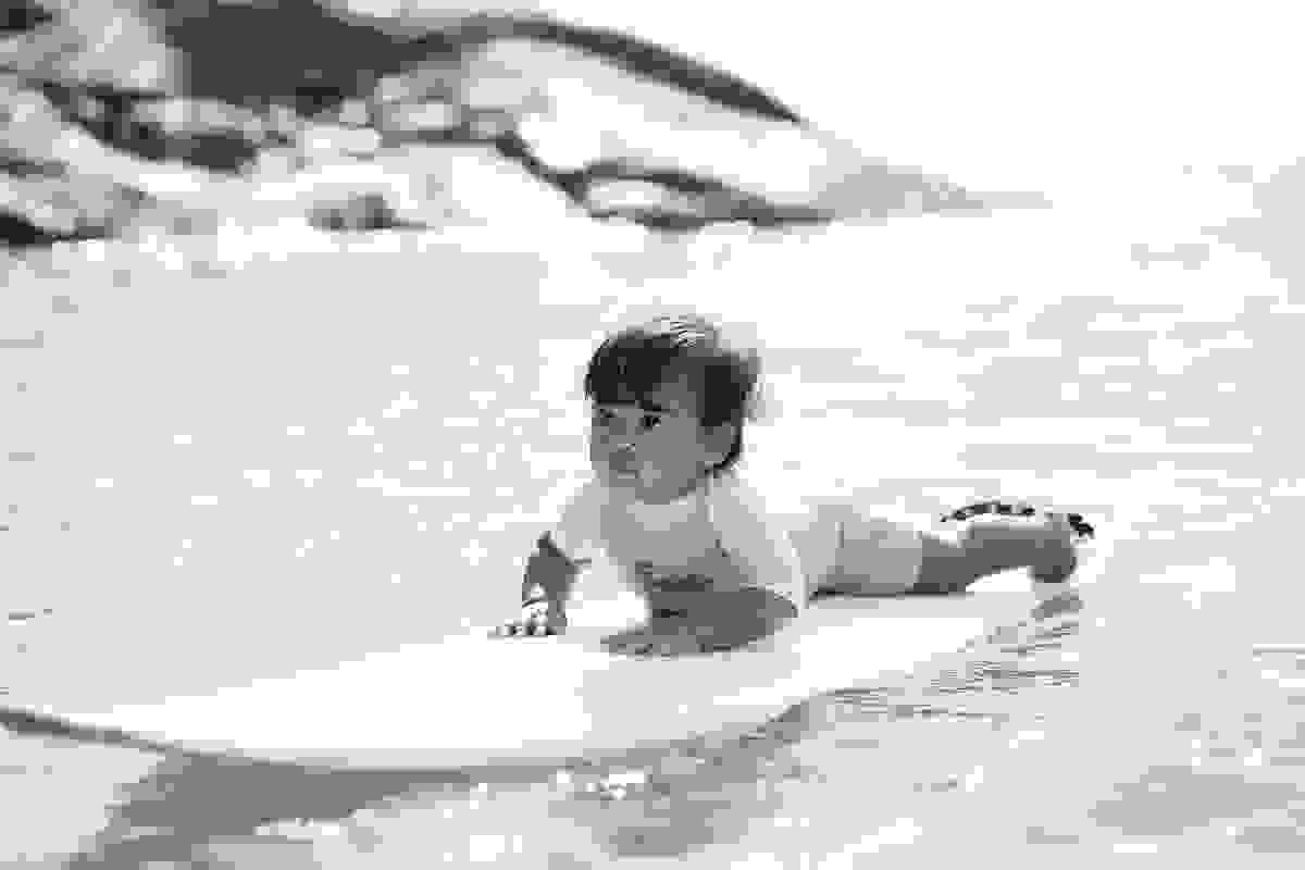 ensaio externo na praia da costa e ilha do frade, bebê que ama praia, família de surfistas, tema de aniversário Surf, bebê de 1 ano que ama areia da praia, fotos de pré aniversário em vv