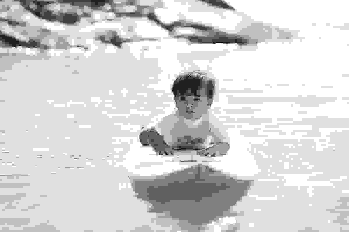 ensaio externo na praia da costa e ilha do frade, bebê que ama praia, família de surfistas, tema de aniversário Surf, bebê de 1 ano que ama areia da praia, fotos de pré aniversário em vv