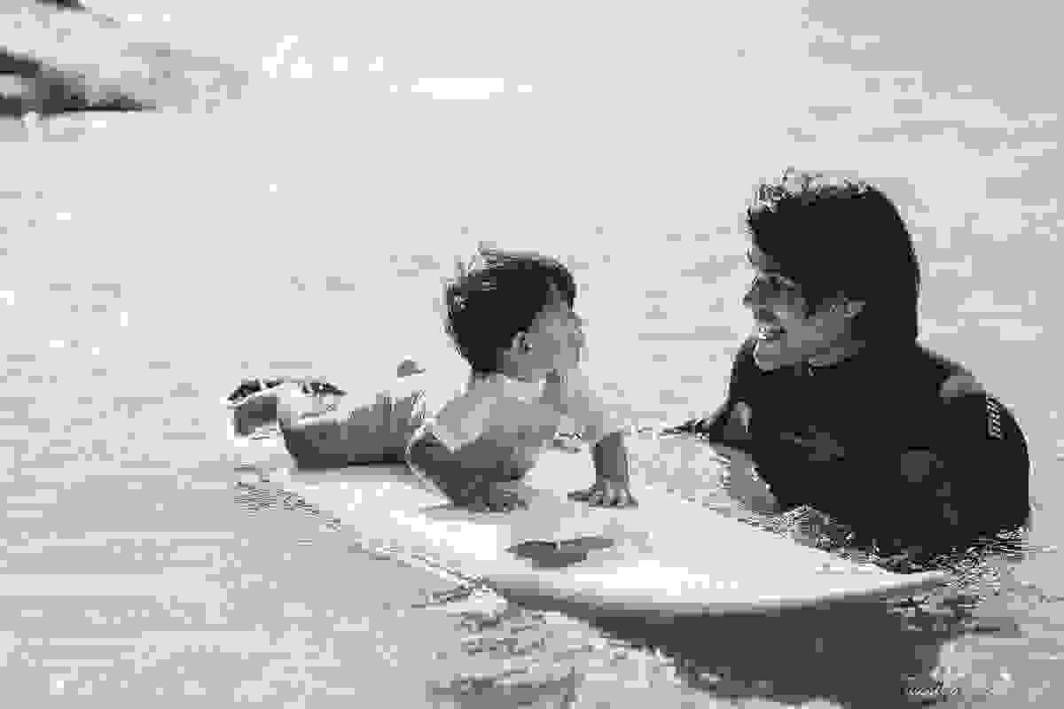ensaio externo na praia da costa e ilha do frade, bebê que ama praia, família de surfistas, tema de aniversário Surf, bebê de 1 ano que ama areia da praia, fotos de pré aniversário em vv
