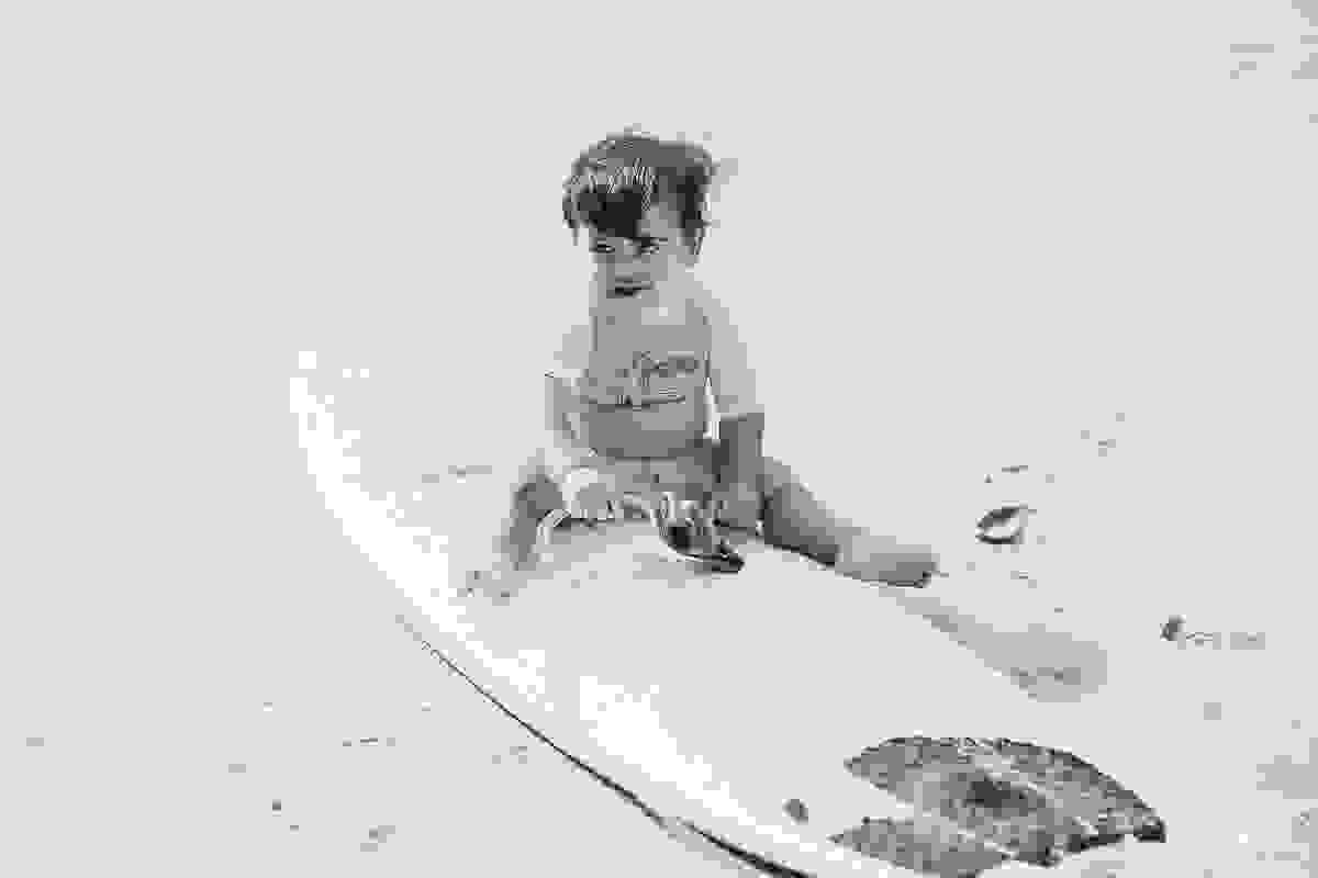 ensaio externo na praia da costa e ilha do frade, bebê que ama praia, família de surfistas, tema de aniversário Surf, bebê de 1 ano que ama areia da praia, fotos de pré aniversário em vv