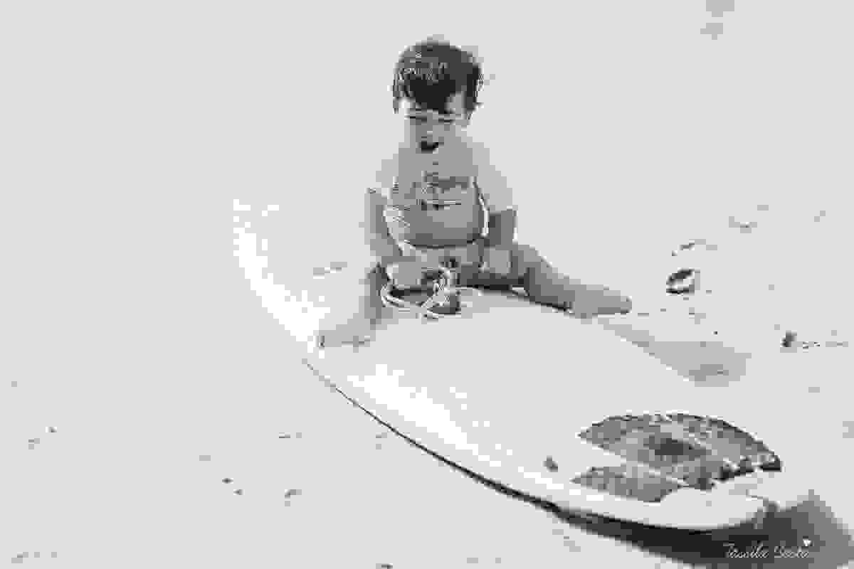 ensaio externo na praia da costa e ilha do frade, bebê que ama praia, família de surfistas, tema de aniversário Surf, bebê de 1 ano que ama areia da praia, fotos de pré aniversário em vv