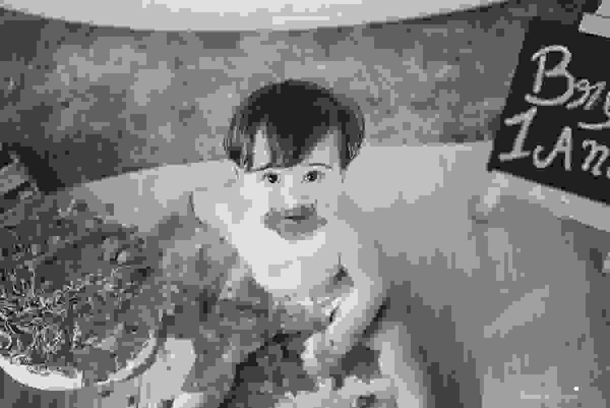ensaio externo na praia da costa e ilha do frade, bebê que ama praia, família de surfistas, tema de aniversário Surf, bebê de 1 ano que ama areia da praia, fotos de pré aniversário em vv