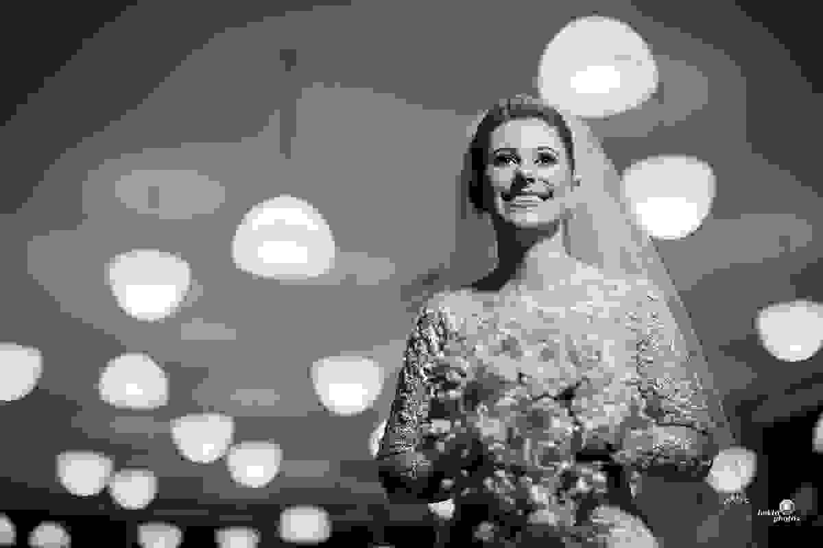 Momento de descontração no ensaio da noiva - vestido Fernando Peixoto, acessórios Gabriela Tannus, Make-up Rodrigo Lopes, Buque Inê Carvalho, K Hotel e fotografia Hélio Júnior