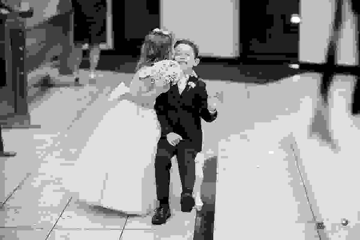 Fotojornalismo de casamento - daminha beijando o pajem