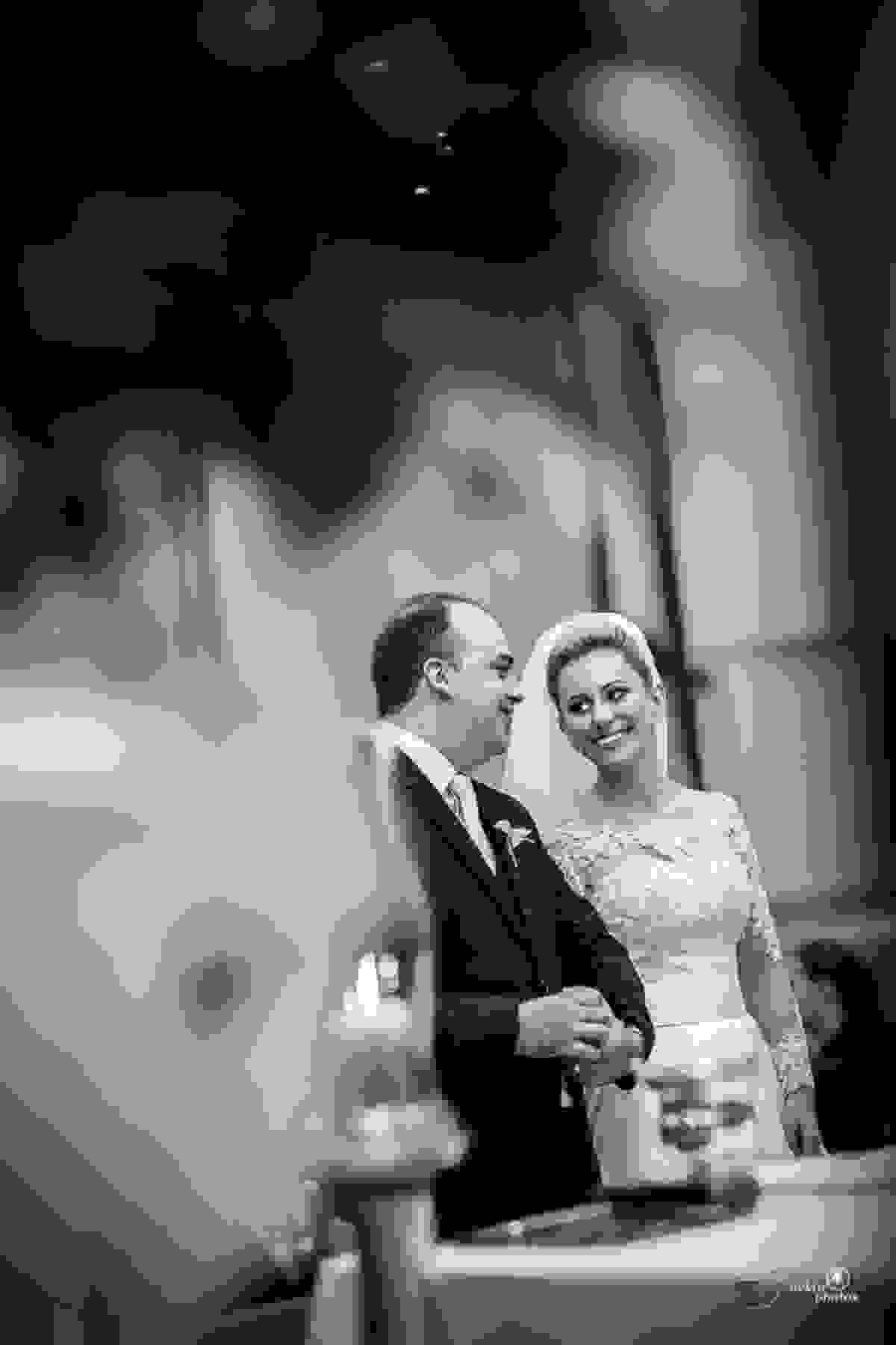 noiva sorrindo olhando para o noivo no click do fotógrafo de casamento Goiânia GO espaço fotográfico hekta photos numa linda imagem emocionante