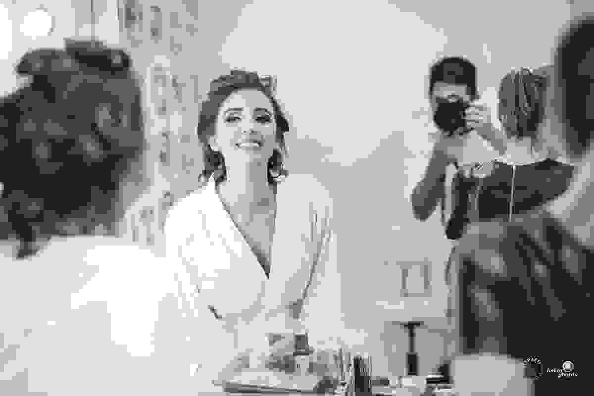 Detalhe da noiva se admirando no espelho após a maquiagem de Ivonete - Rede Su Beauty Noivas