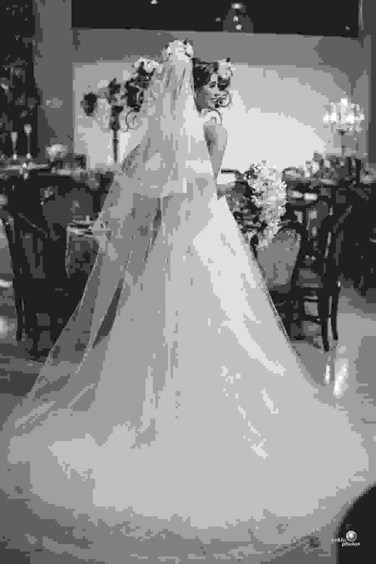 Noiva sendo fotografada na Casa Lis antes da cerimônia, vestido Pronovias Barcelona, Buquê de Inê Carvalho