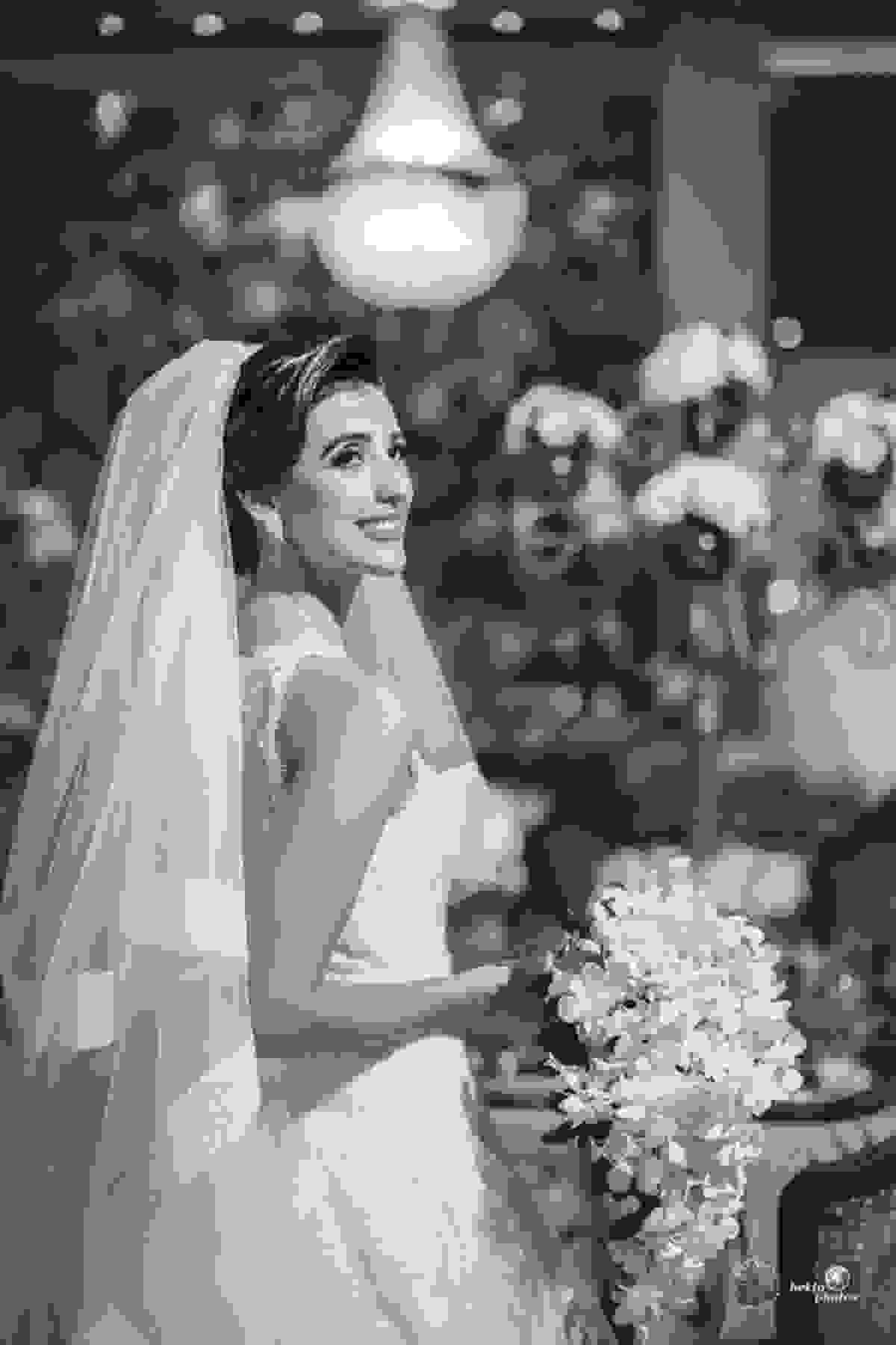Noiva sendo fotografada na Casa Lis antes da cerimônia, vestido Pronovias Barcelona, Buquê de Inê Carvalho