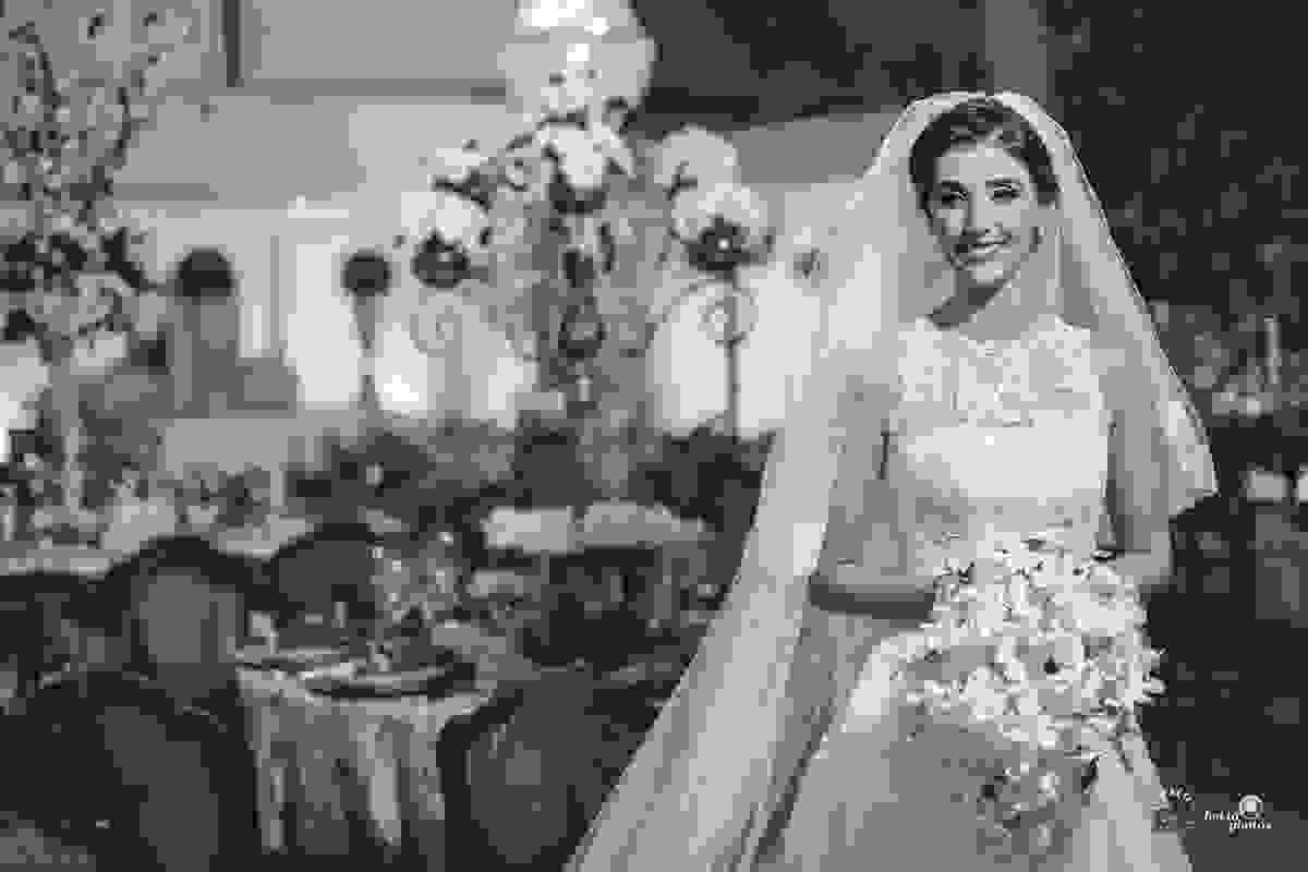 Noiva sendo fotografada na Casa Lis antes da cerimônia, vestido Pronovias Barcelona, Buquê de Inê Carvalho