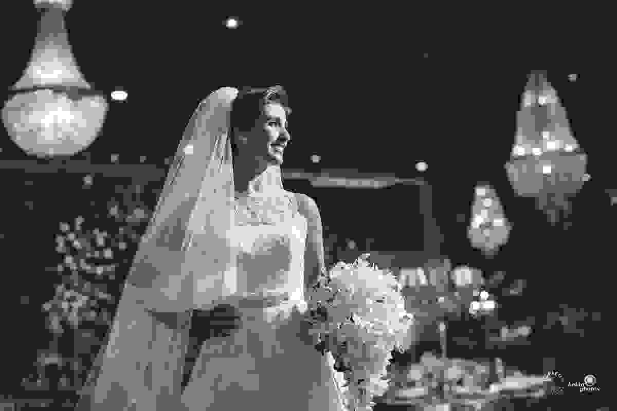 Noiva sendo fotografada na Casa Lis antes da cerimônia, vestido Pronovias Barcelona, Buquê de Inê Carvalho