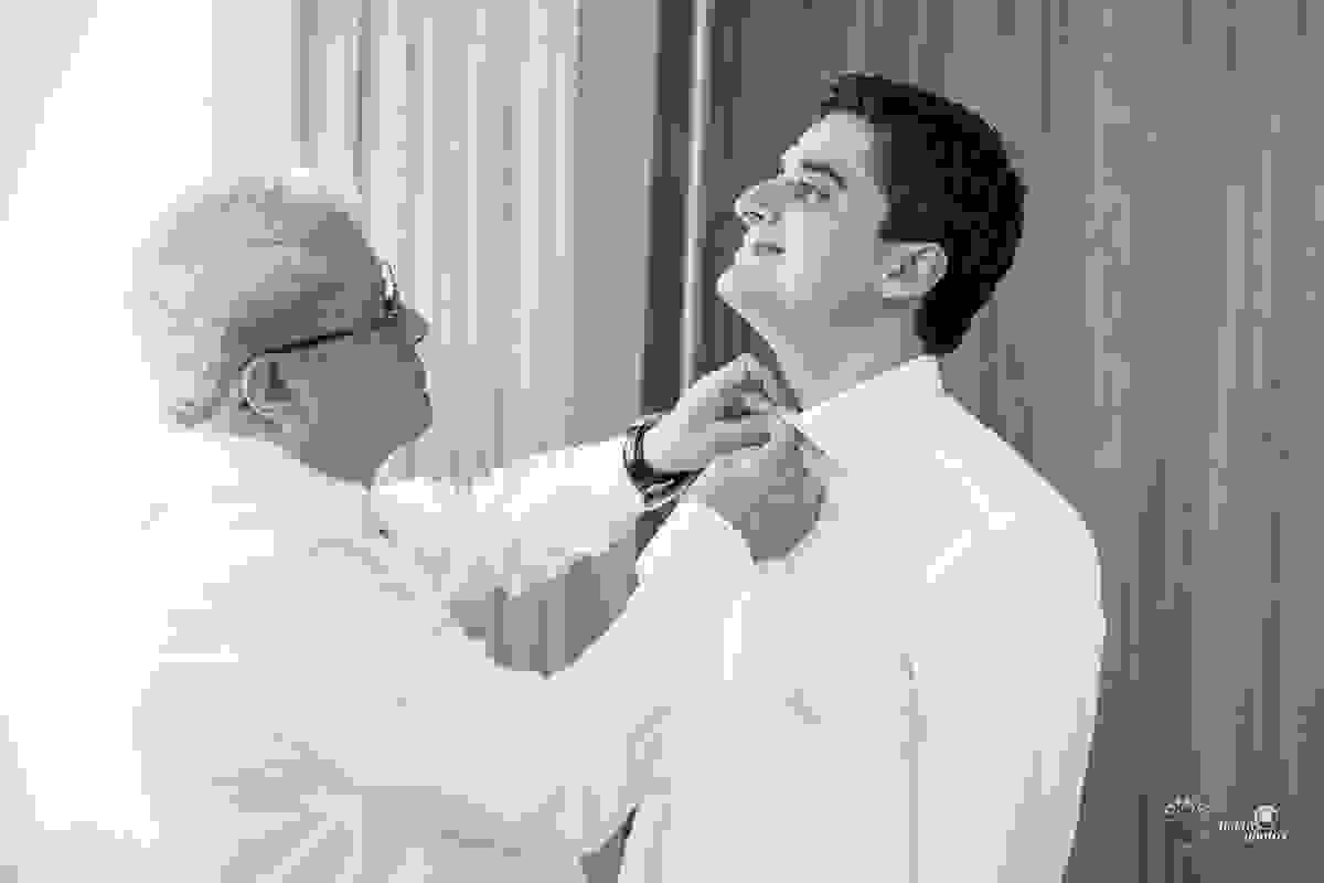 Pai arrumando o noivo para a cerimonia de casamento que aconteceu na Catedral de Goiânia
