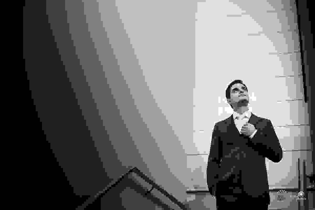 Noivo mostrando todo o nervosismo antes da cerimonia de casamento