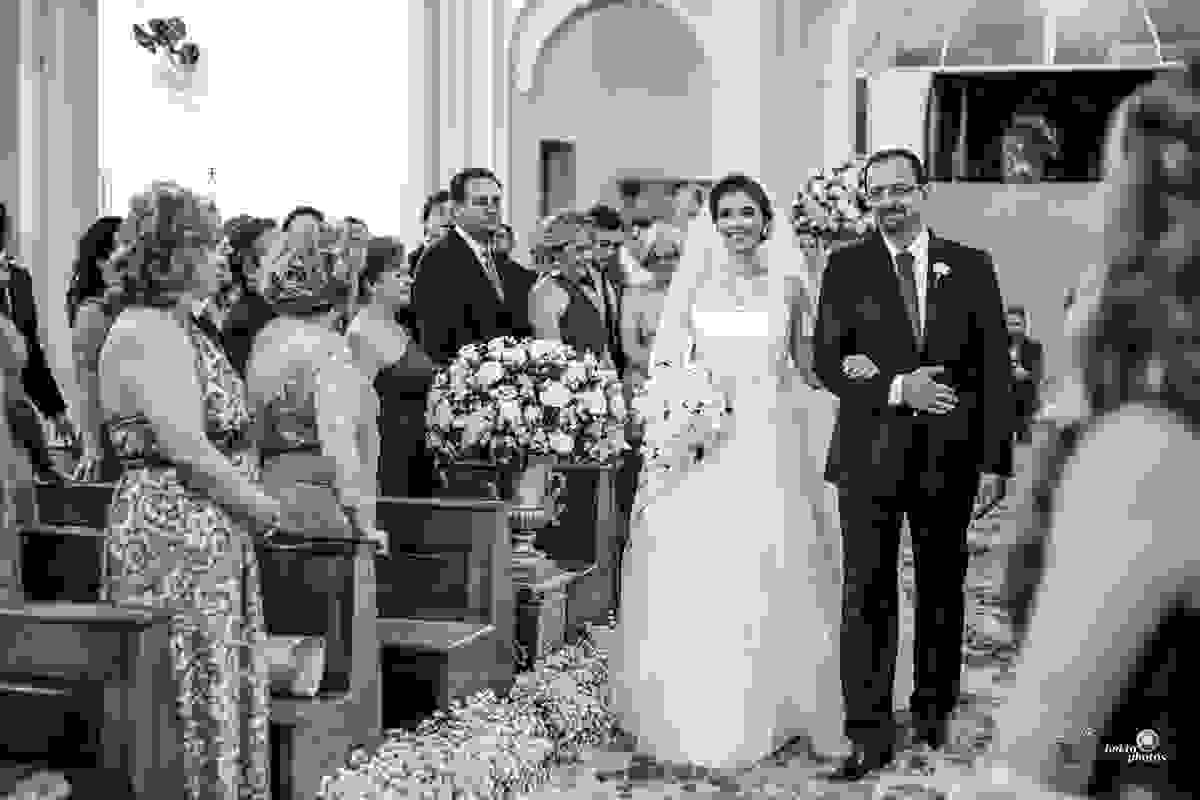 fotografia de casamento da noiva entrando na igreja