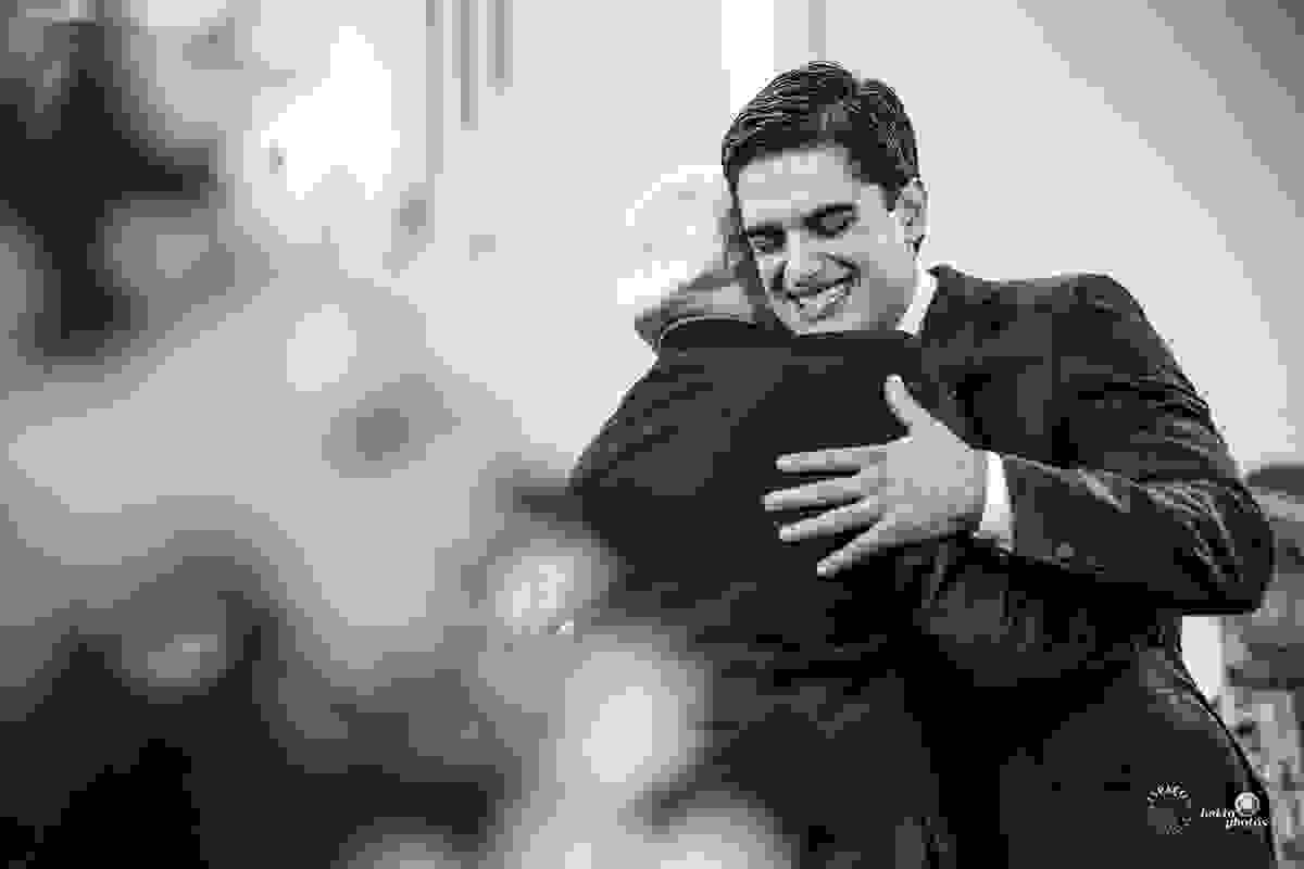 Momento de muita emoção do noivo se despedindo do pai no altar