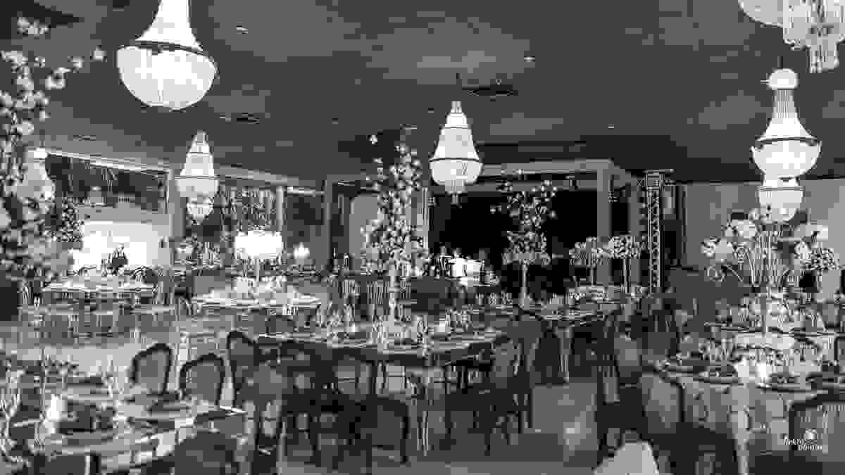 Decoração clássica com muitos lustres da Casa Lis - Goiania
