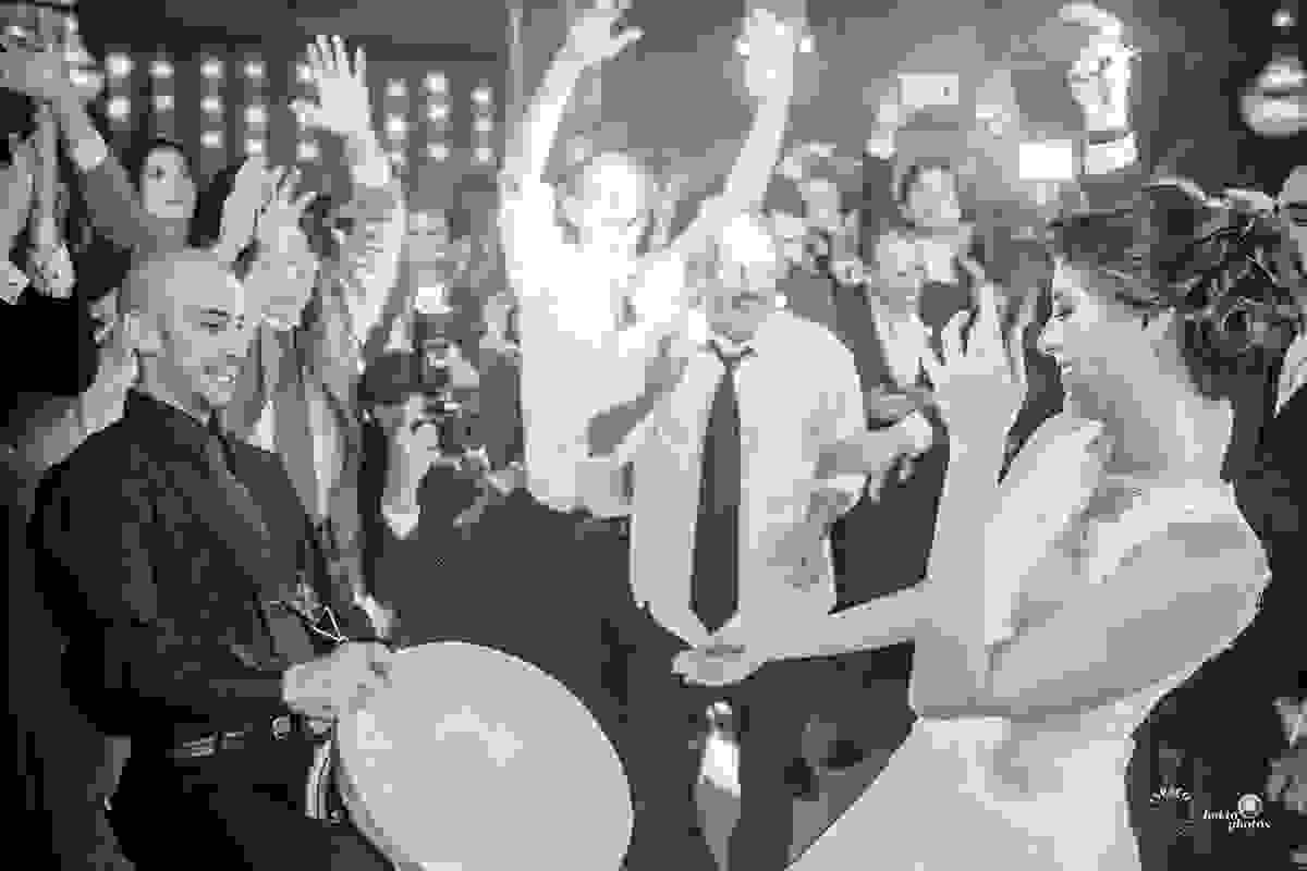 Noiva dançando muito em seu casamento - banda Árabe