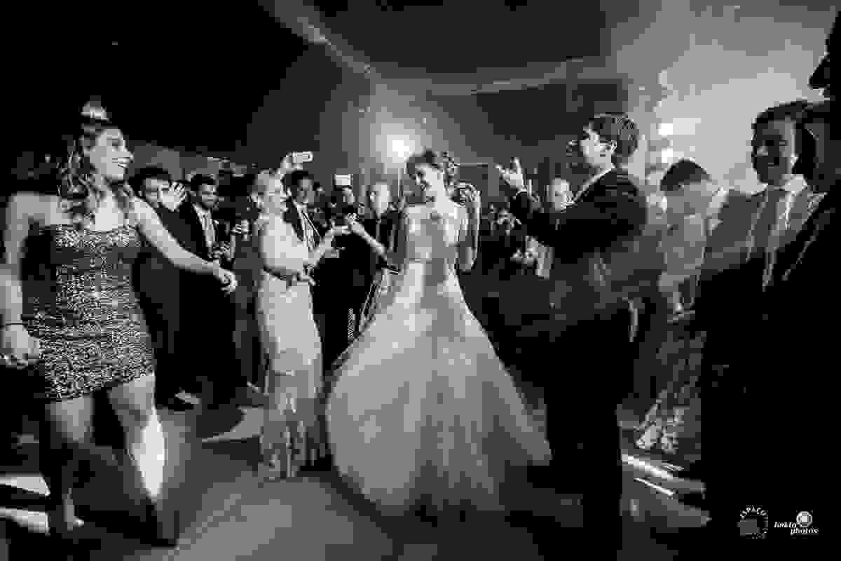 Noiva dançando muito em seu casamento - banda Árabe