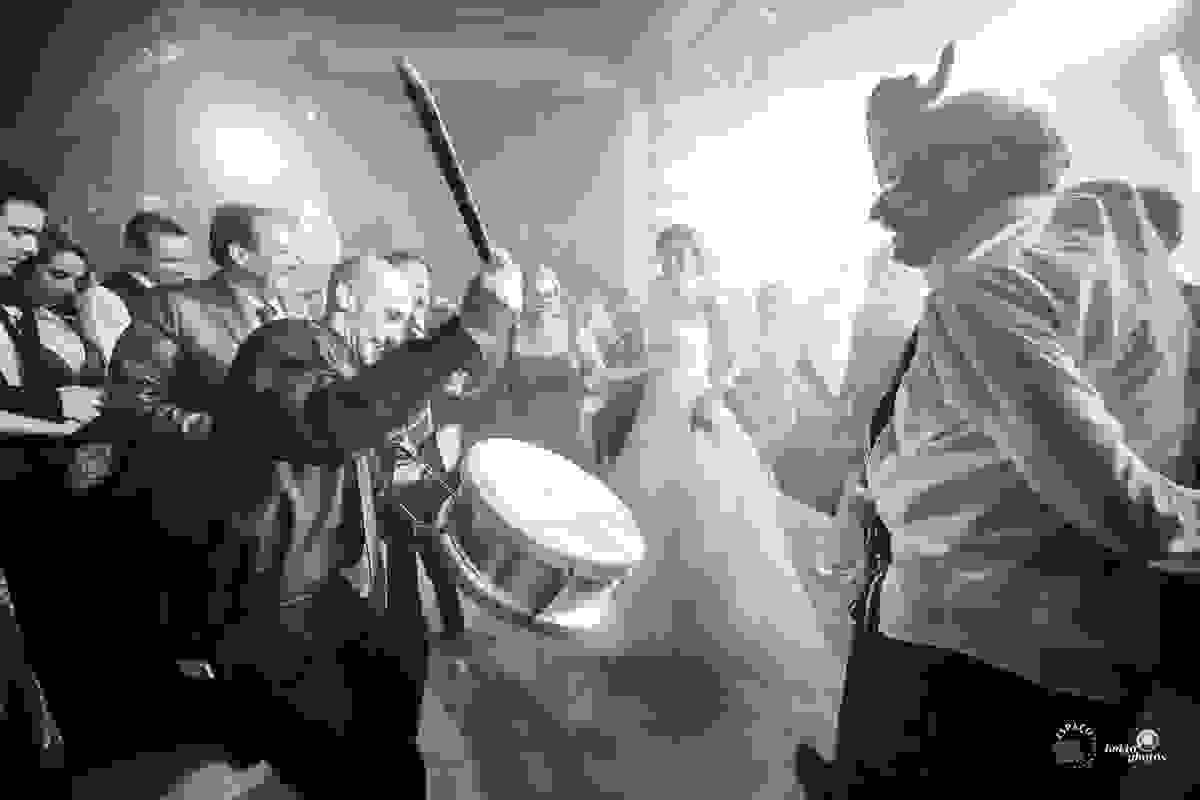Noiva e noivo dançaram muito em seu casamento animadíssimo, os fotógrafos agradecem, linda fotos este dia.