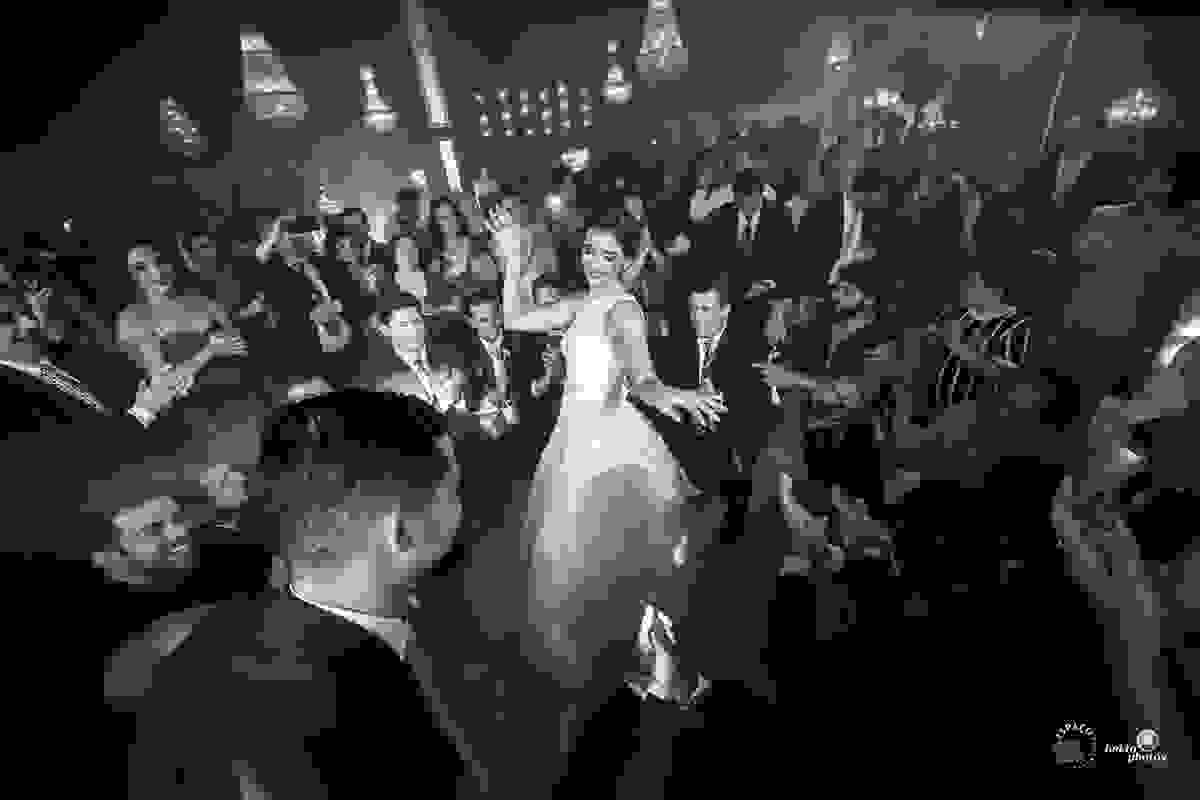 Todos batendo palmas para a dança da noiva