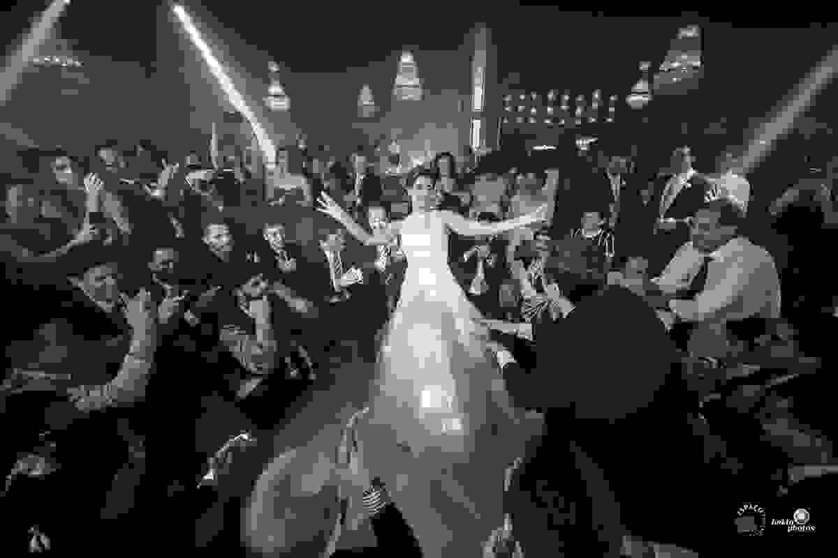 Noiva dançando muito na pista de dança ao som da banda