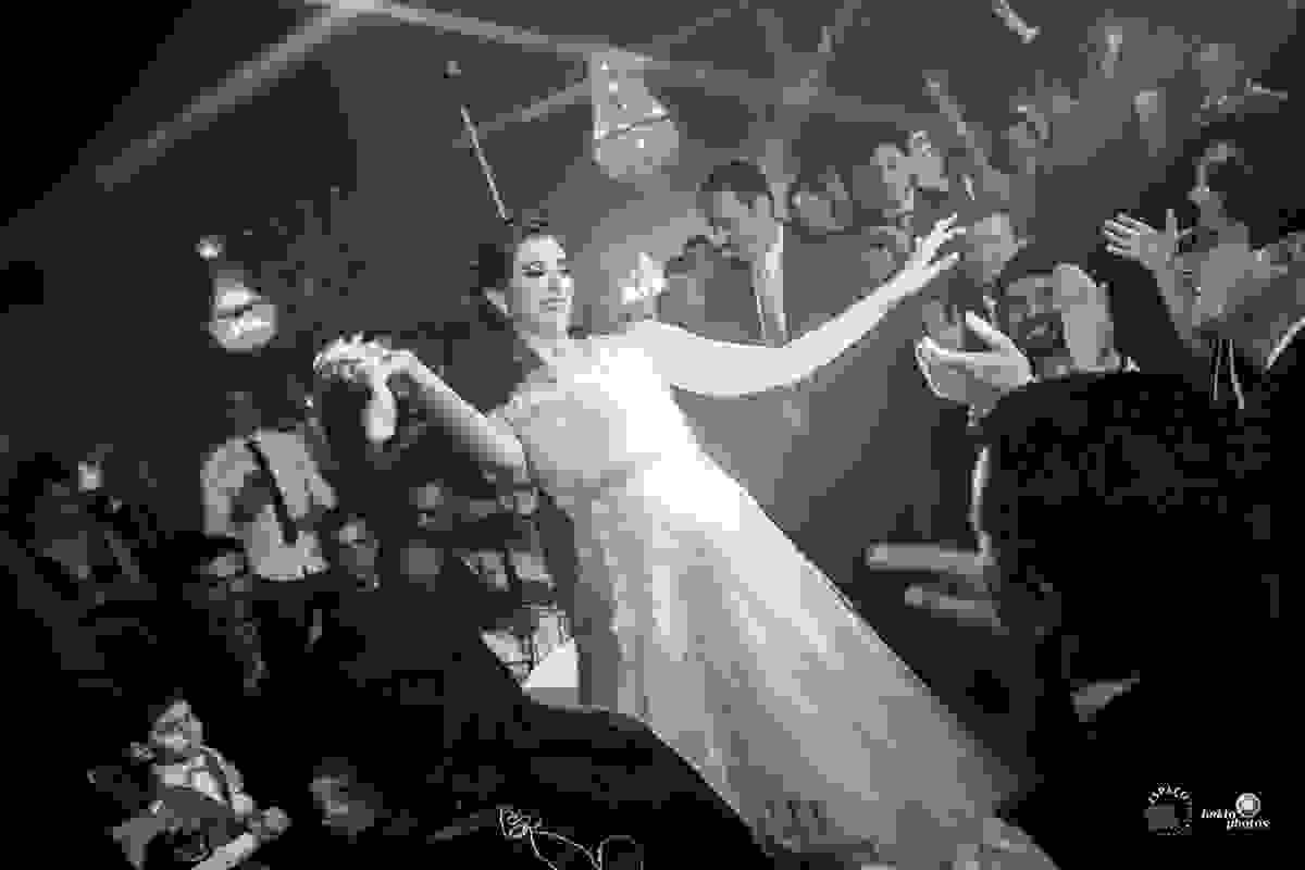 A festa amanheceu com a noiva e noivo dançando muito na pista de dança