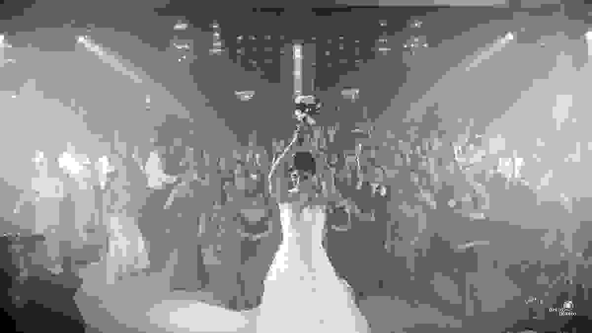 Noiva jogando o buquê para as solteiras