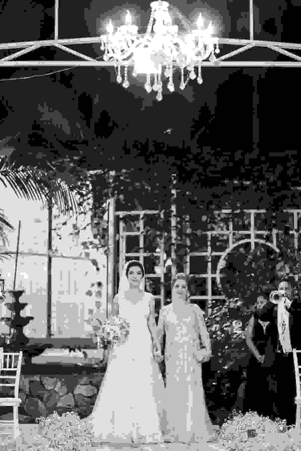 Fotografia de casamento da noiva entrando no altar