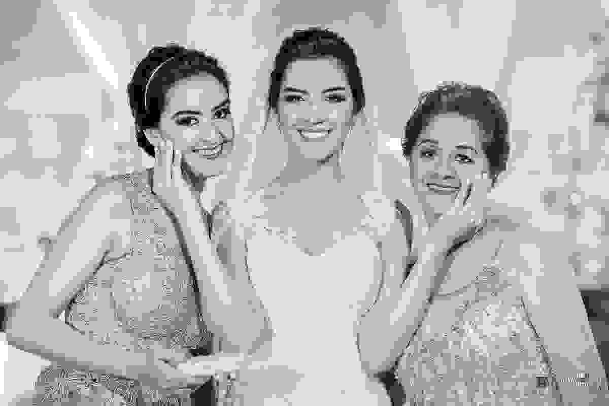 fotografia da noiva linda com sua irmã e sua mãe - fotografia espaço Fotográfico