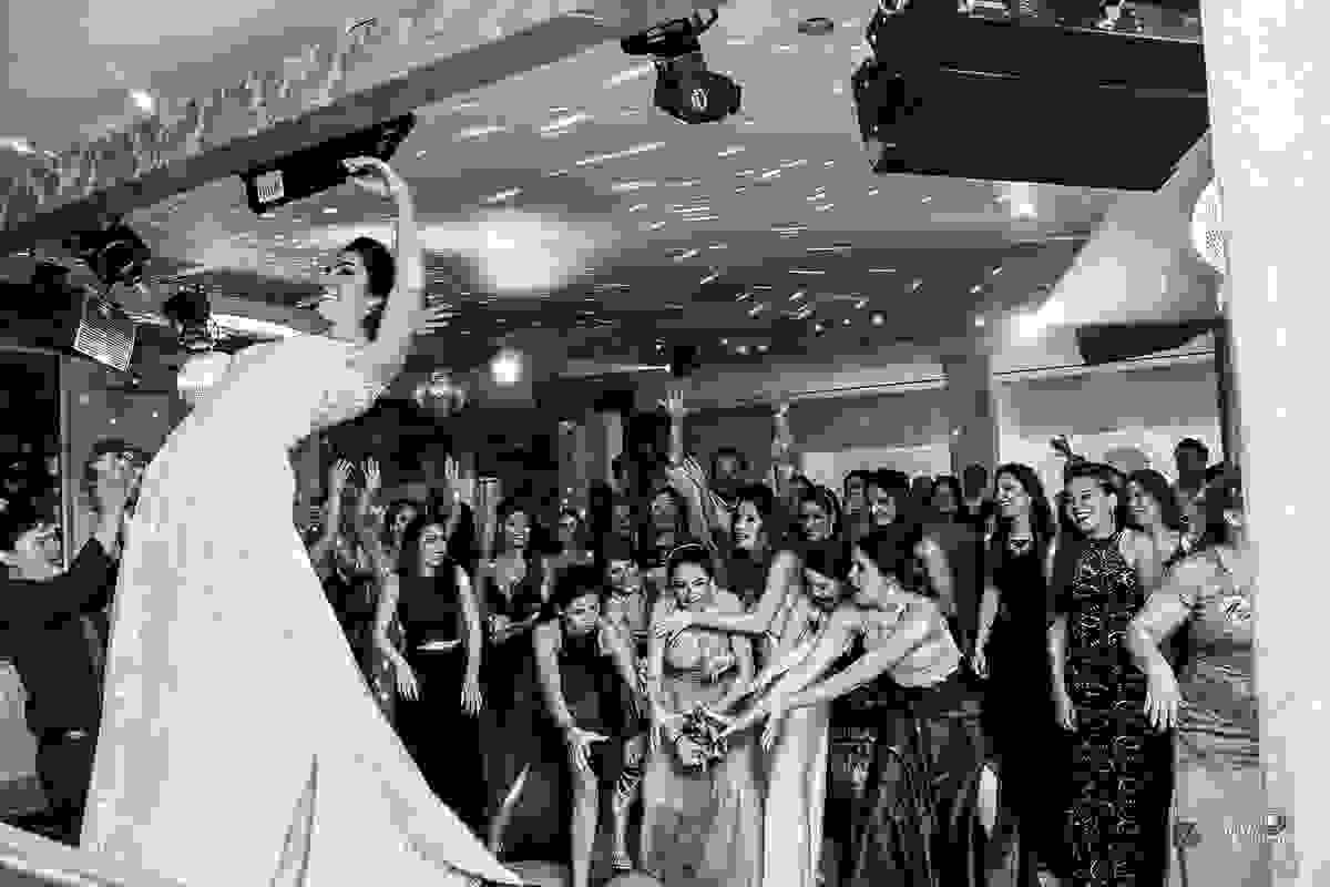 Noiva jogando o buquê - fotografia de casamento Espaço Fotográfico Goiânia