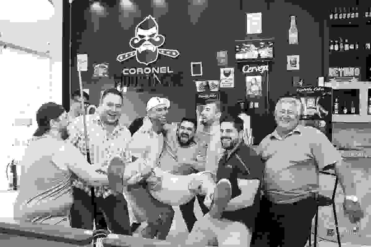 momento de descontração do noivo na barbearia coronel mustache - fotografia espaço fotográfico goiania