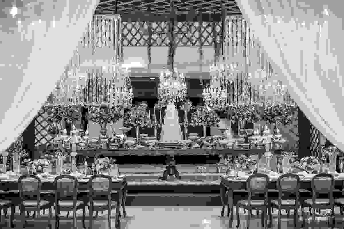 Lindissima decoração de casamento fotografado por Espaço Fotográfico Goiânia - lustres, mesa de bolo, arranjos florais
